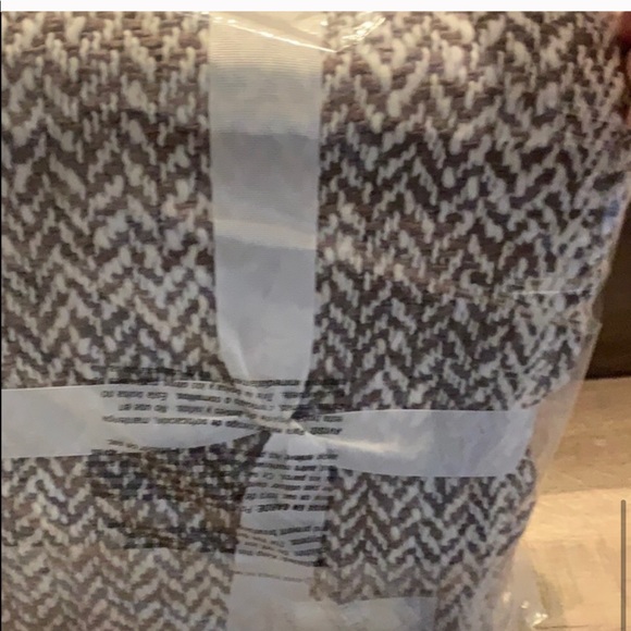 UGG Yarn Leigh Herringbone throw - Picture 4 of 11